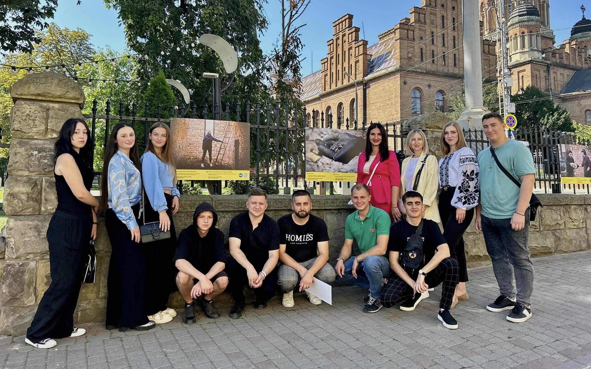 C4 - У Чернівцях відкрилася фотовиставка «Міцніші за цеглу»