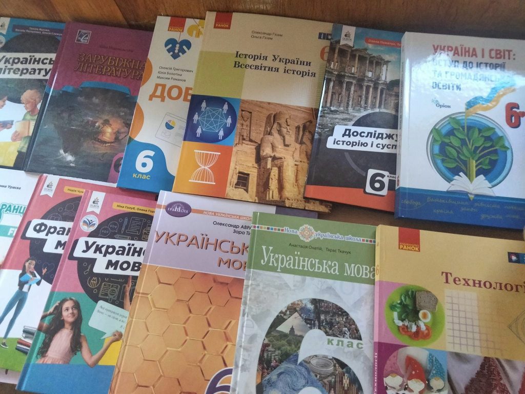 C4 - Чернівецькі школи отримали підручники для 6 класу